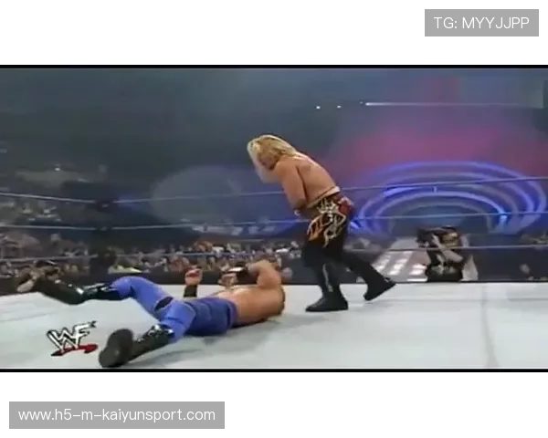 UFC裁判被卷入混战，场面一度失控