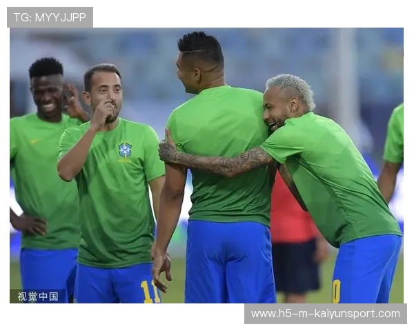 内马尔被队友恶搞穿奇装合影，气氛尴尬又搞笑