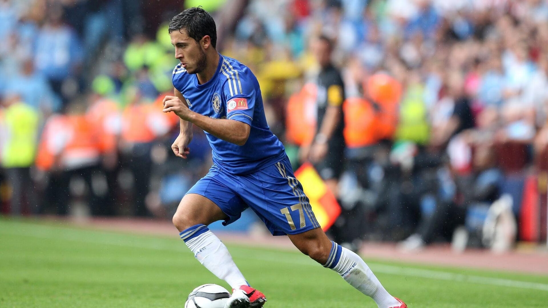 “高新体育中心:羽毛球选手超常发挥,技术与力量的较量”